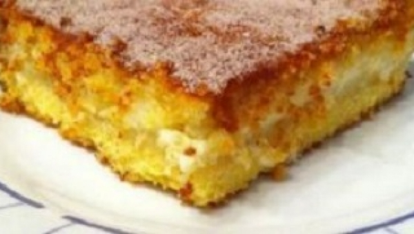 Bolo de fubá cremoso com queijo