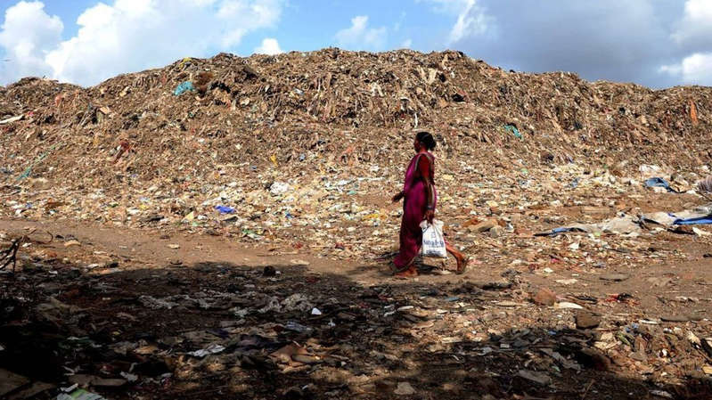 Montanha de lixo com '18 andares de altura' garante sobrevivência de pobres na Índia